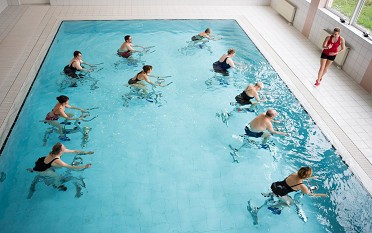 AquaCycling ist ein effektives Ausdauer- und Krafttraining, mit dem Sie den ganzen Körper zu musikalischen Rhythmen trainieren - zum Kennenlernen.